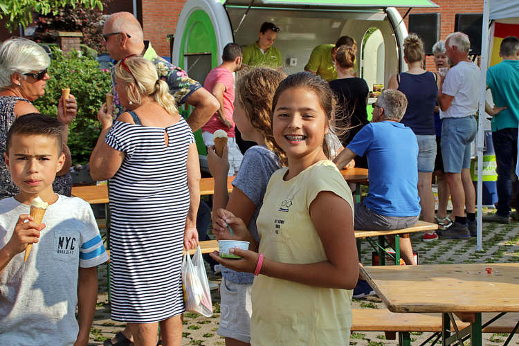 9-6-2018 - Proeverij in zomersfeer door de PLUS in Waarder_53